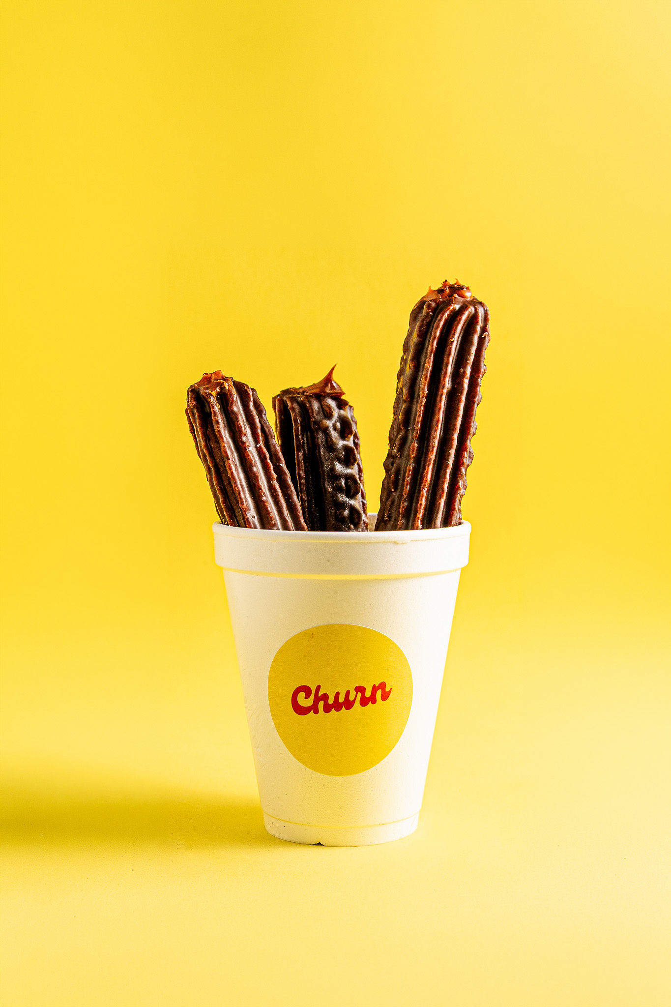 Variedad de churros rellenos y chipas artesanales recién horneados