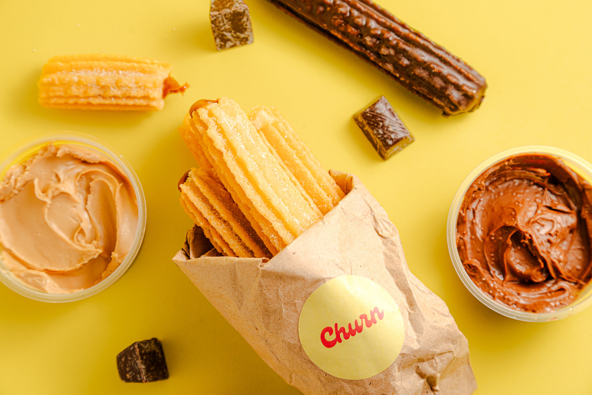 Clientes disfrutando de churros recién horneados en el local de Churn