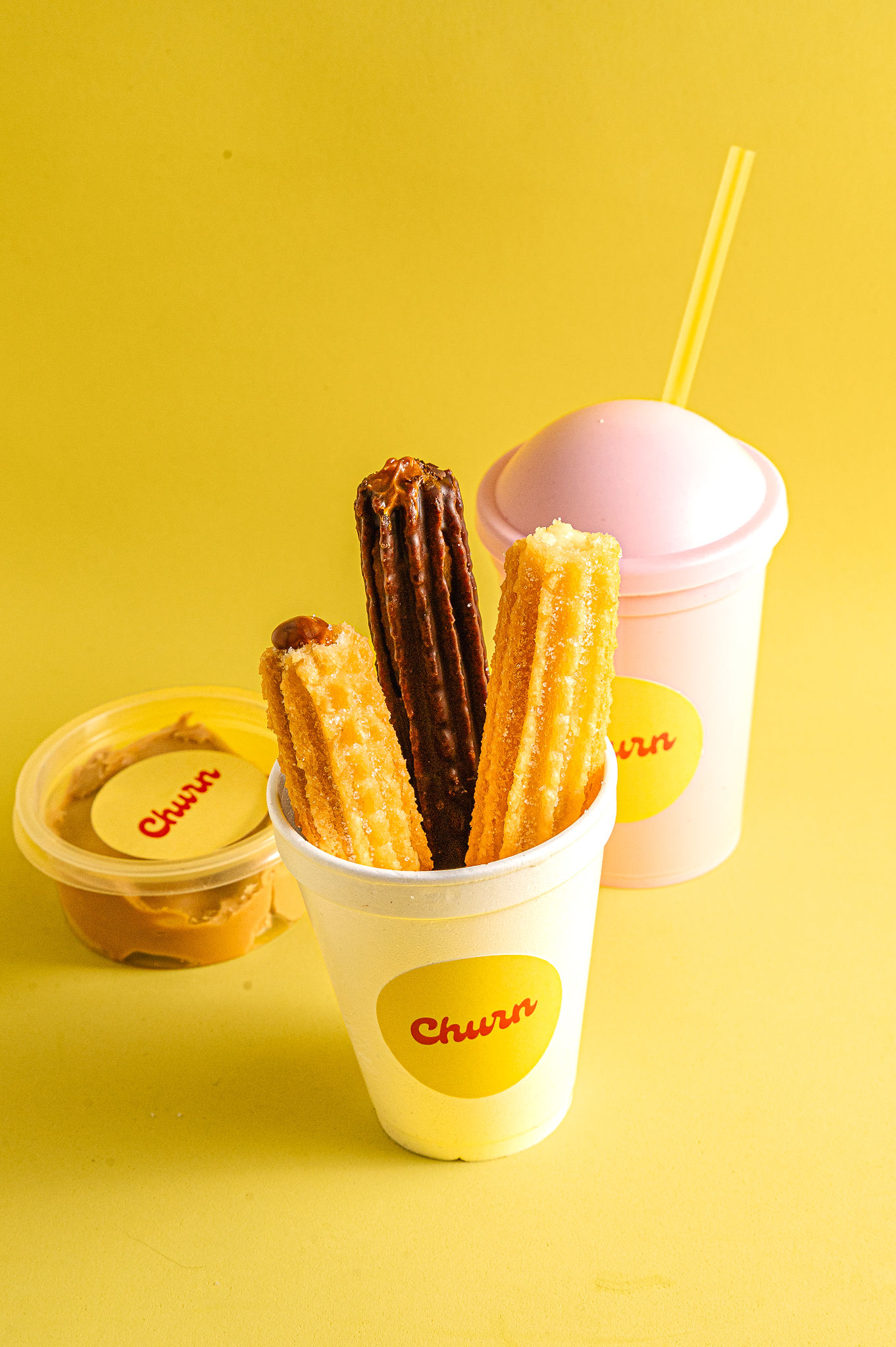 Elaboración artesanal de churros crocantes en la cocina de Churn